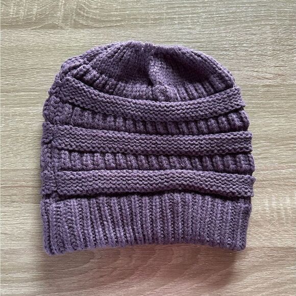 NWOT β¦βC.C EXCLUSIVES Lavender Knit Ponytail Beanie Hat - Picture 3 of 4